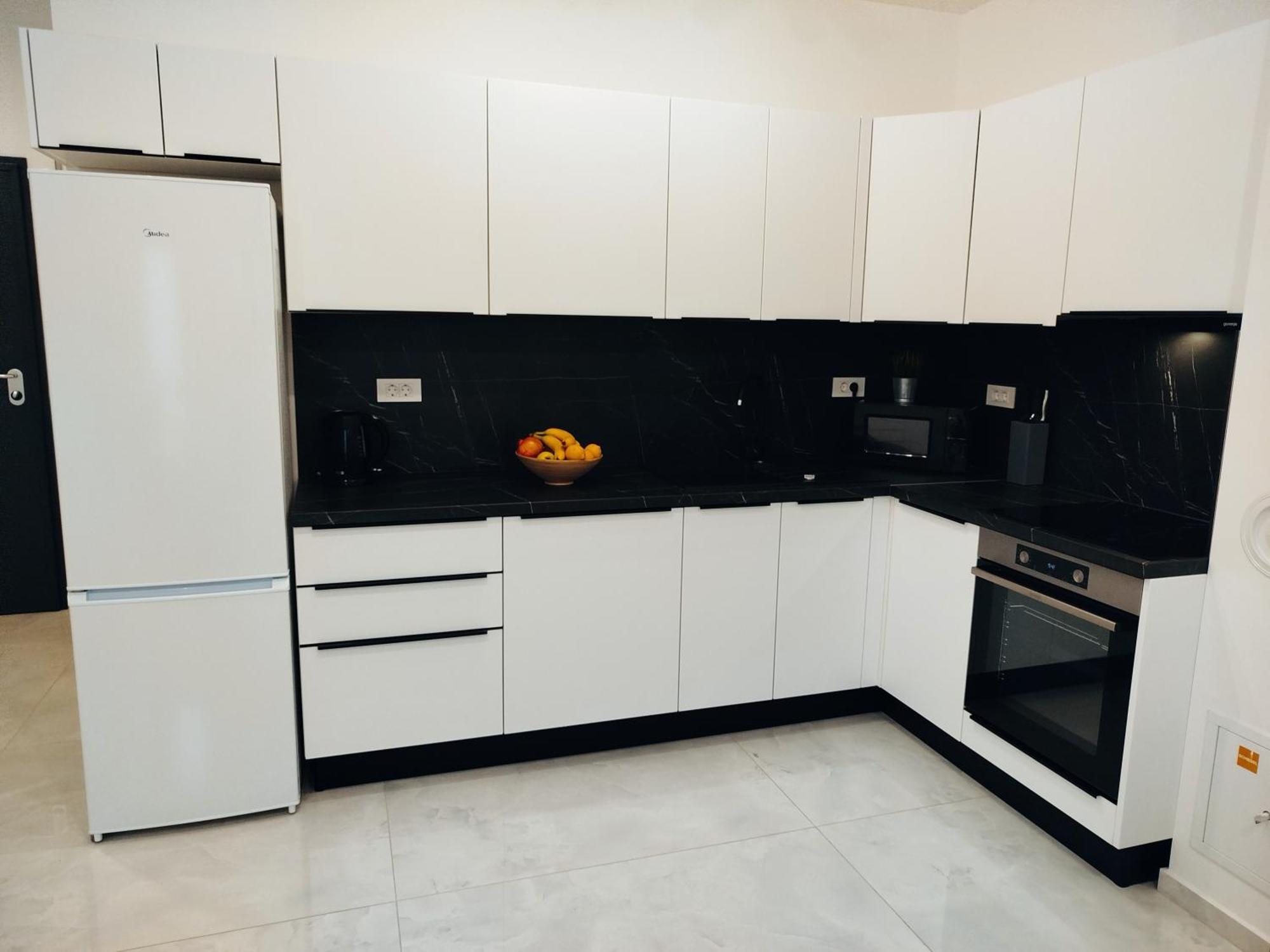 Stefan - Modern & New & Private Parking Apartment *