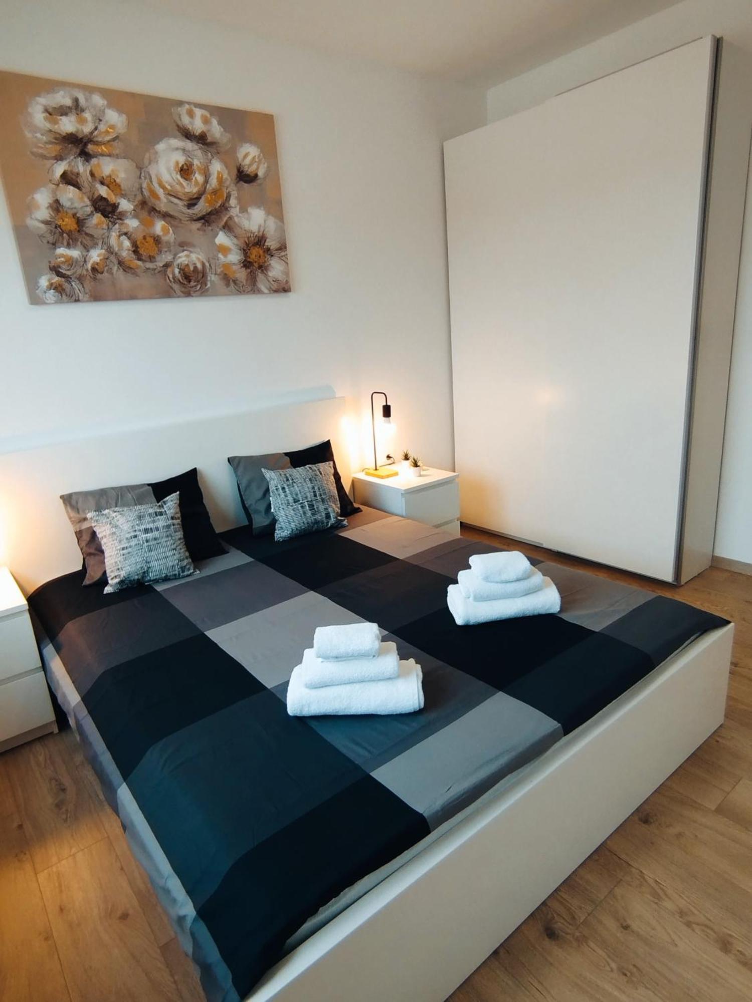 Stefan - Modern & New & Private Parking *