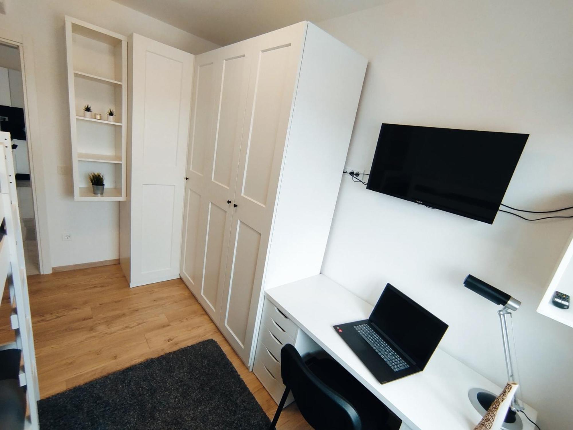 Stefan - Modern & New & Private Parking Apartment