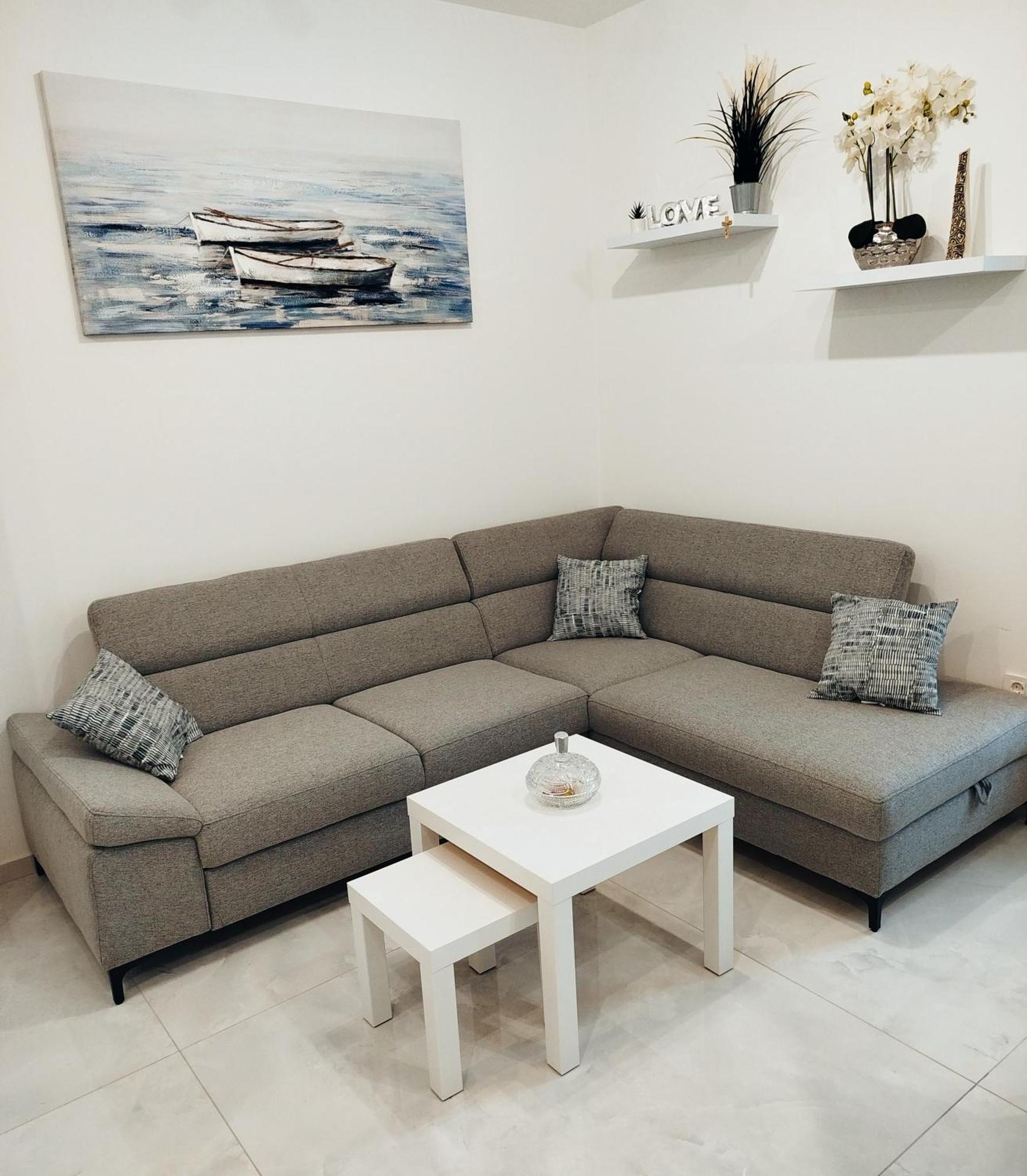 Stefan - Modern & New & Private Parking Apartment