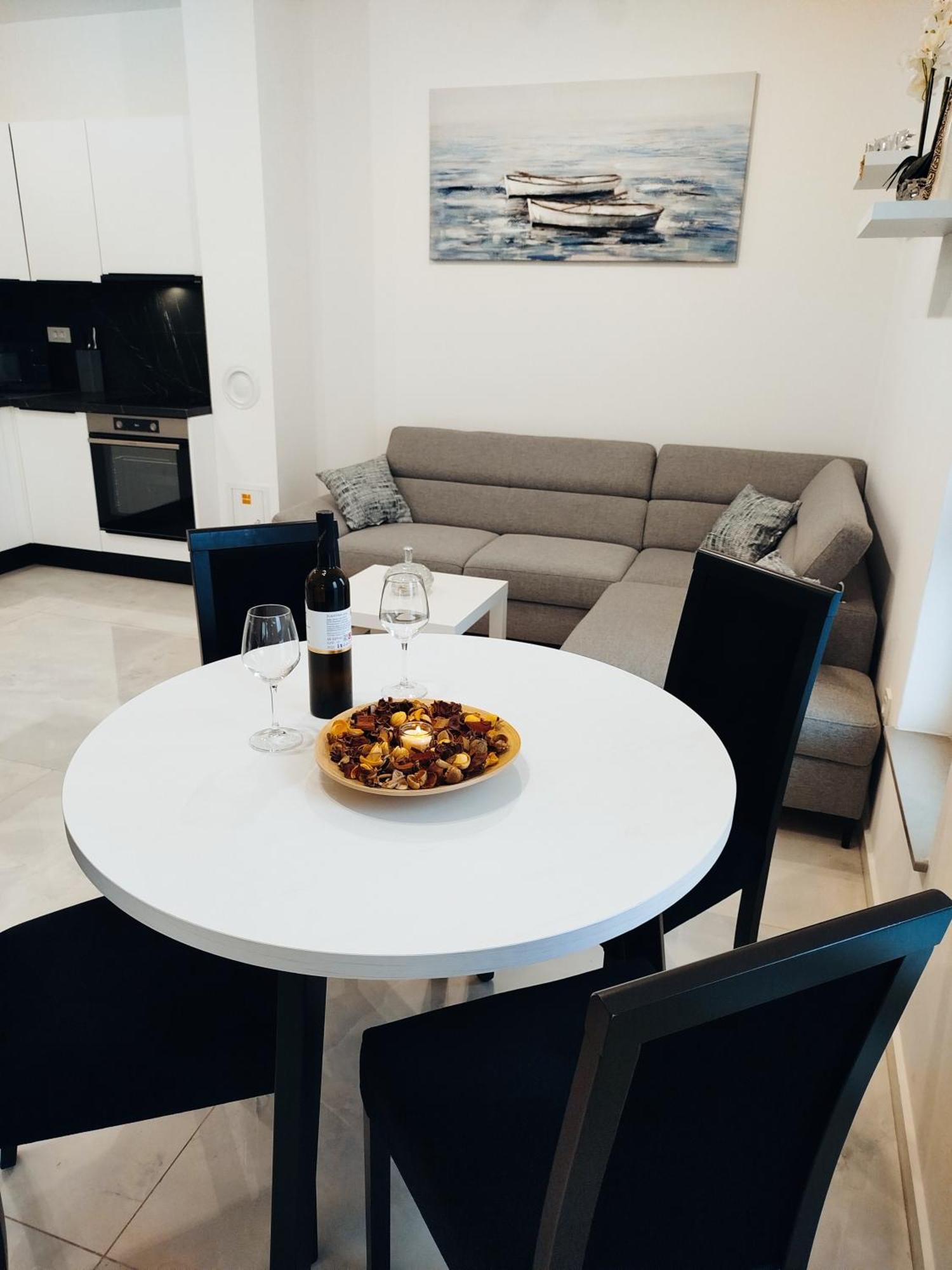 Stefan - Modern & New & Private Parking Apartment *
